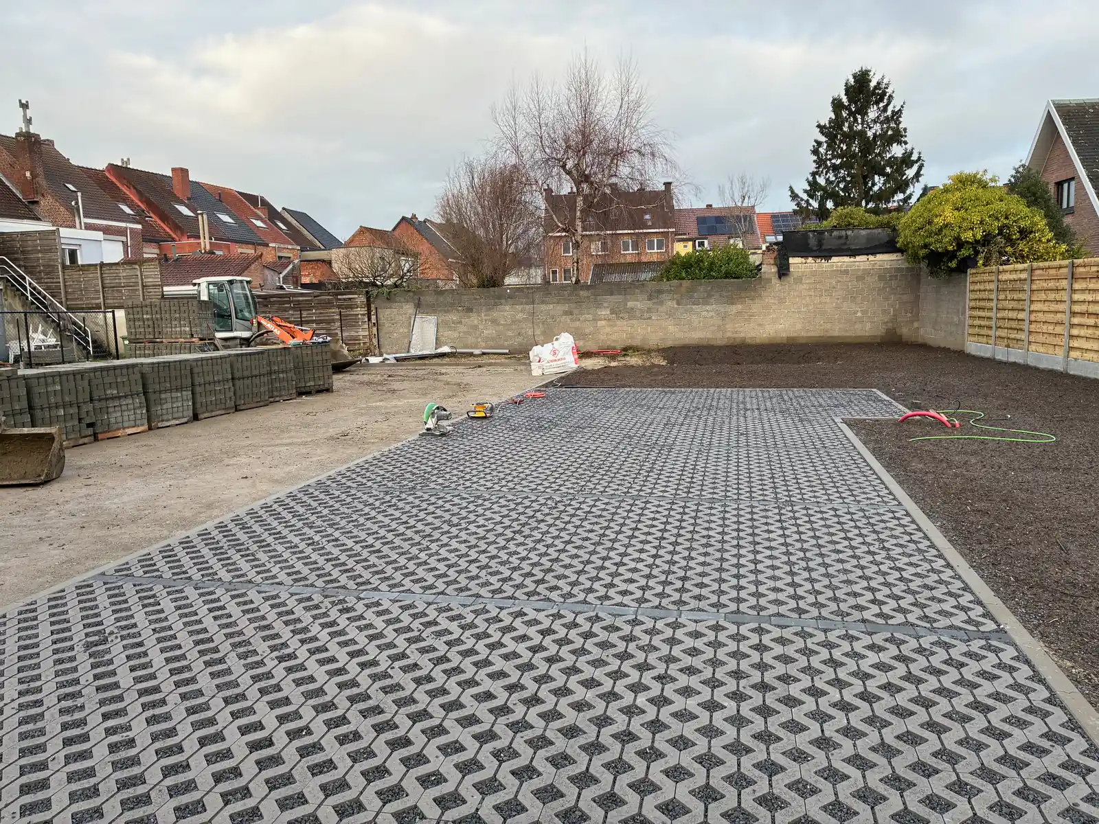 Parking in betongrasdallen met boordstenen bij een nieuwbouwproject